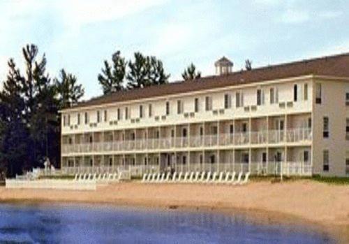 Bridge Vista Beach Hotel And Convention Center Mackinaw City Exteriör bild